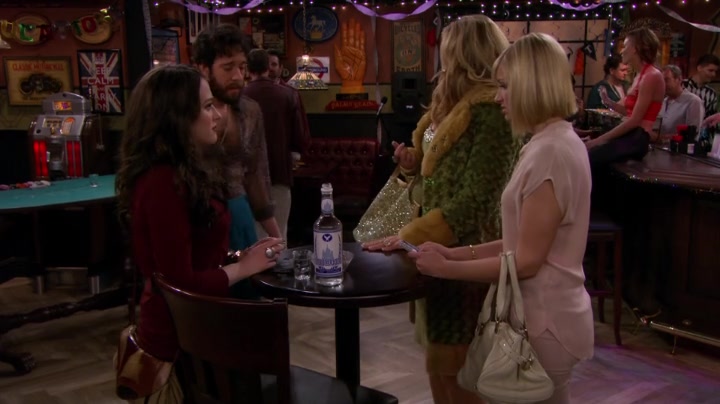 Screenshot of 2 Broke Girls Season 4 Episode 21 (S04E21)