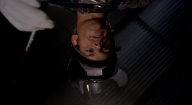 Screenshot of Dexter Season 1 Episode 1 (S01E01)