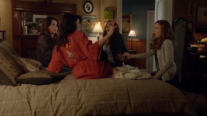 Screenshot of Witches of East End Season 1 Episode 7 (S01E07)