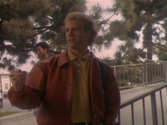 Screenshot of Beverly Hills, 90210 Season 1 Episode 1 (S01E01)