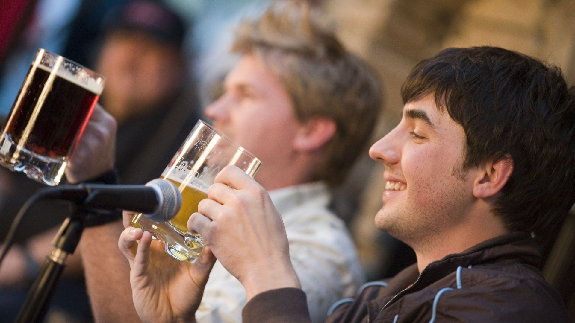 Бежим пить пиво. Пить пиво. Человек пьет пиво. Пьющие иностранцы. Армянин пьет пиво.