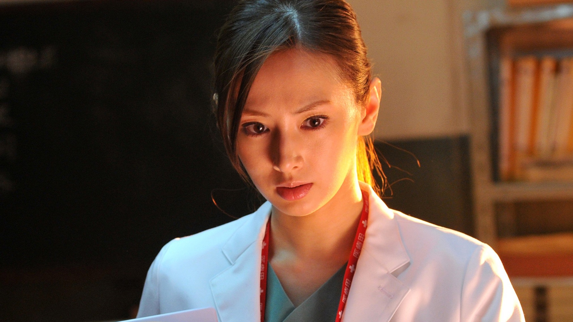 Makoto Tsugano (Keiko Kitagawa) is a medical intern. 