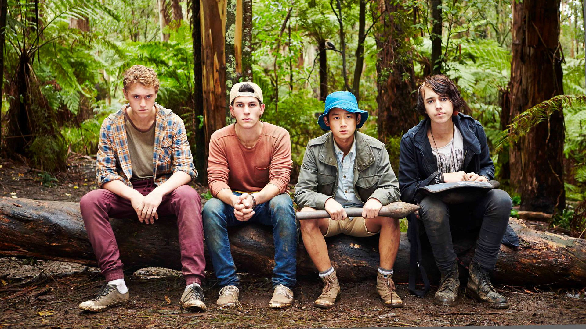 Группа молодых ребят. Группа людей в лесу.